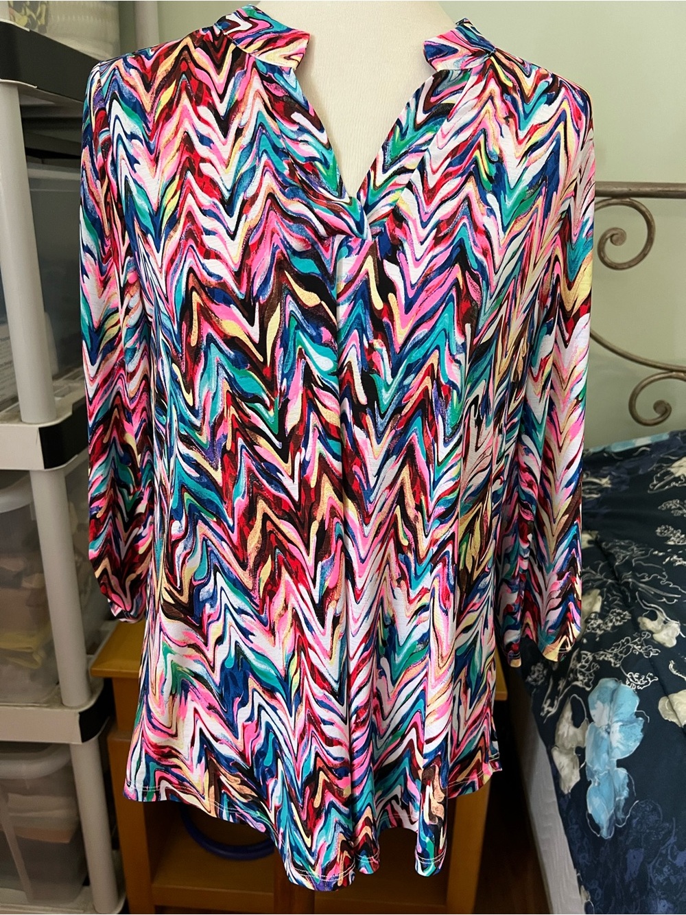 Dear Scarlett Multicolor Chevron V-Neck Women's Small Roll Tab Sleeves Blouse